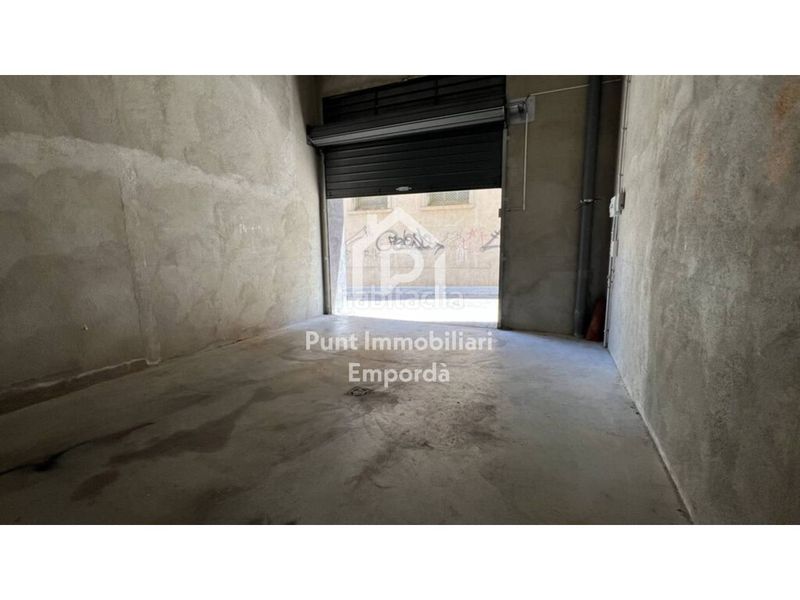 Foto cffefaaf-c677-49b1-ae1b-09e484d09640. Aparcament cotxe a Centre Figueres