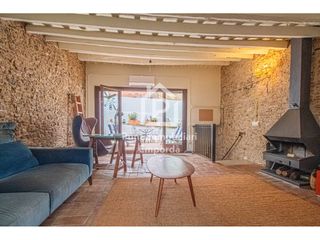 House  Calle comtes d´empúries. Casa de estilo rústico en pleno casco antiguo de castelló dempúr