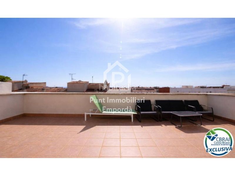Foto a9000edc-c8b4-4ea7-8040-cb42297b0524. Duplex con riscaldamento parcheggio in Centre Roses