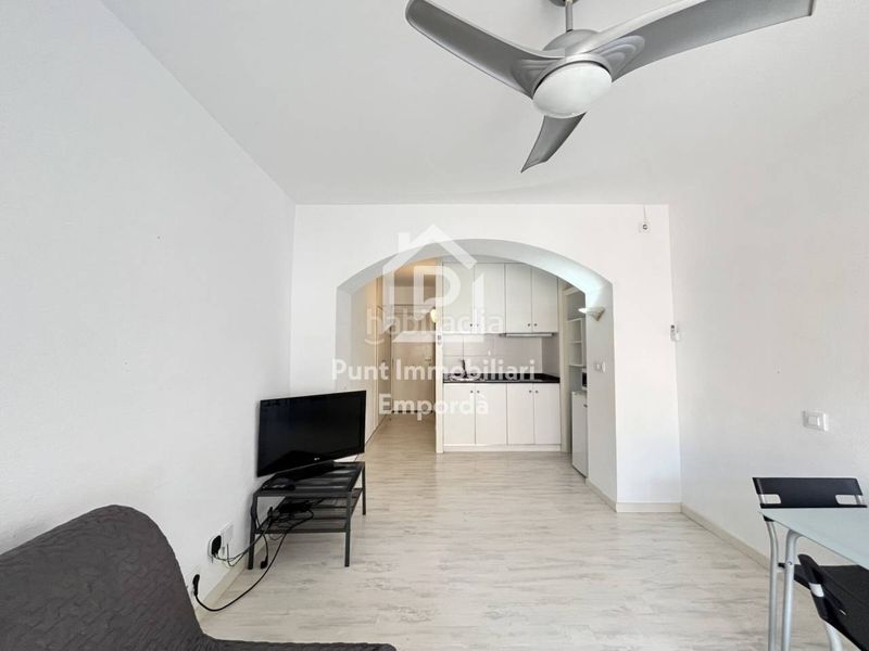 Foto 6bed618a-31d5-4c64-89f9-653940ff5af7. Estudi amb piscina a Centre Roses