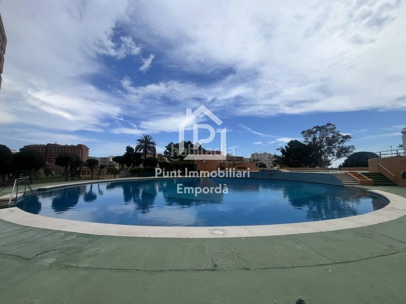 Foto 90907644-8895-4a0a-b722-6485a33911df. Estudi amb piscina a Centre Roses