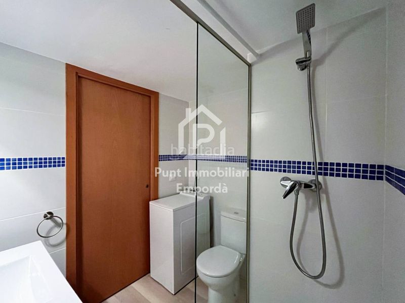 Foto b4b5e6ad-9587-4e03-a85f-e178a623dd39. Estudi amb piscina a Centre Roses
