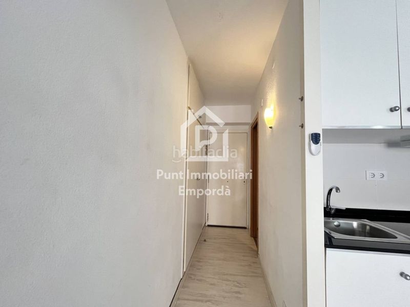 Foto b4ff3cb2-09c0-43b5-9708-cc8f87c752a1. Estudi amb piscina a Centre Roses