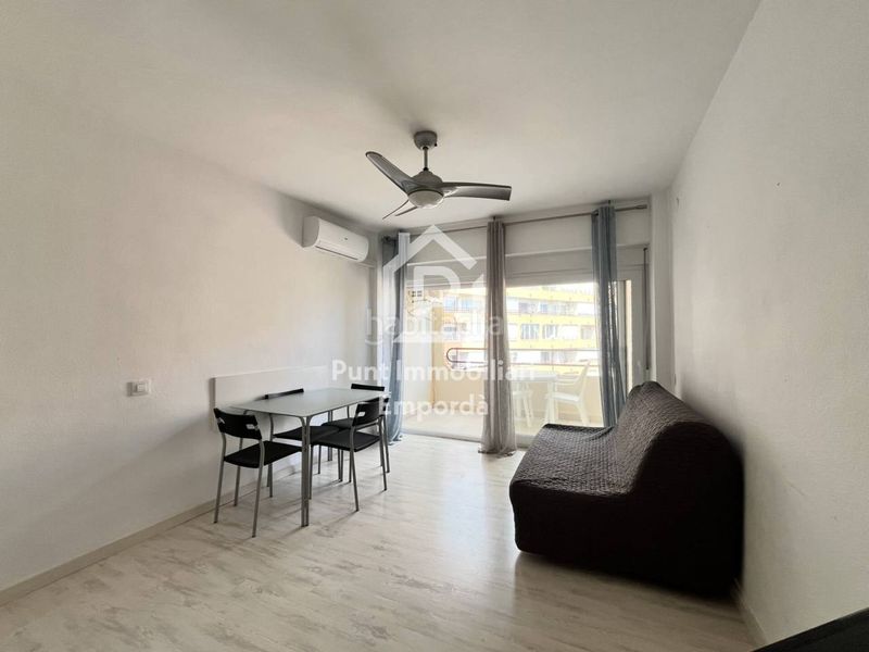 Foto f906a284-73da-463d-9118-6075a38b6a3a. Estudi amb piscina a Centre Roses