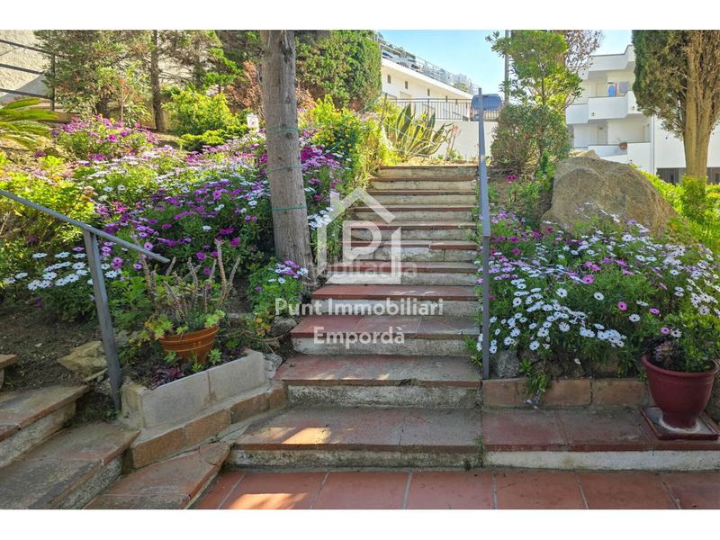 Foto e2e0c6ba-3570-421d-9334-8807d2a553ee. Pis amb piscina a Puig Rom-Canyelles-Almadrava Roses