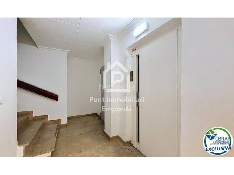 Foto 101b75a1-739c-4cd2-870c-57f43103356b. Apartament a Centre Roses