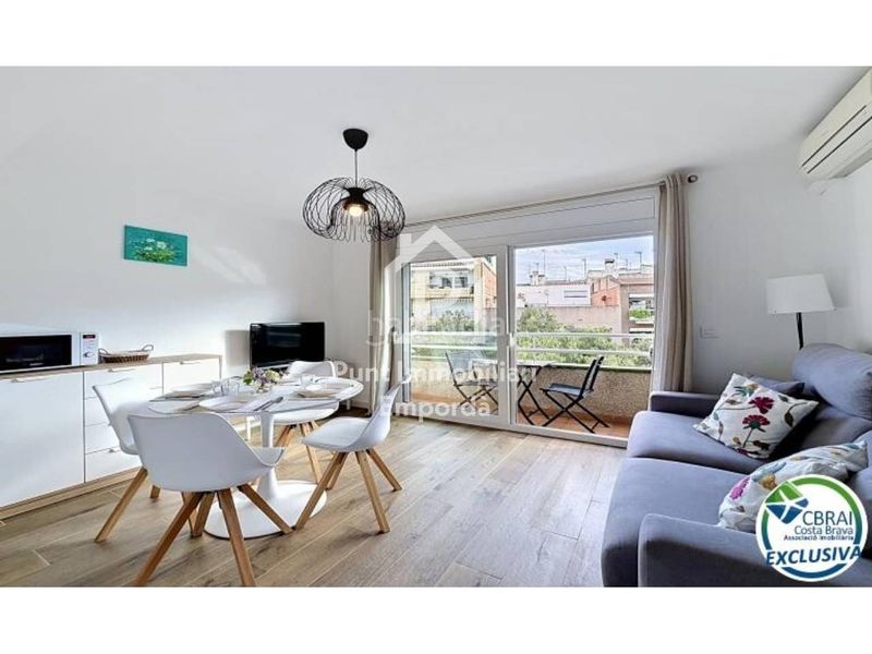 Foto 7bce2950-7bb3-4e09-931e-7bd1e53270cd. Apartament a Centre Roses