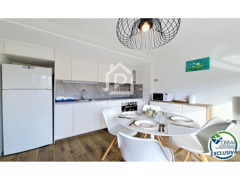 Foto f40b06bd-ff3a-49a0-9a8b-2585893697e6. Apartament a Centre Roses