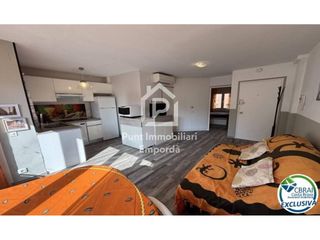 Piccolo appartamento  Calle sector de badía-gran reserva. Apartamento con terraza y piscina en empuriabrava