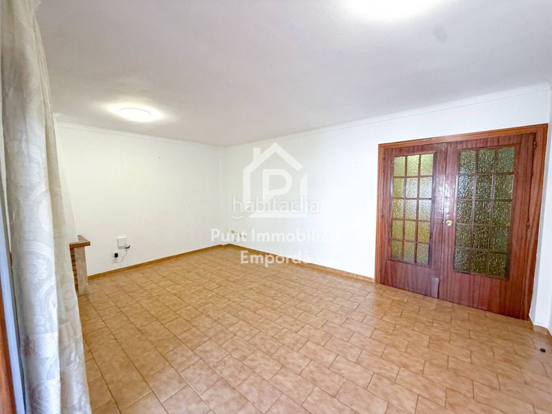 Foto cba8e756-d21e-4c8b-84a3-5b46f7d426ed. Pis a Centre Roses