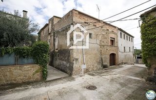 Chalet  De l'esglesia. Casa del siglo xix con amplio terreno en palau de santa eulalia