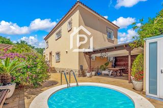 Chalet  Mas nou. Mas nou amplia casa con 5 dormitorios, garaje privado,  jardín,