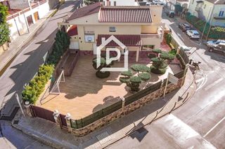 Chalet  Gran via pau casals. Fantástica casa moderna con piscina, cocina exterior y a pocos p