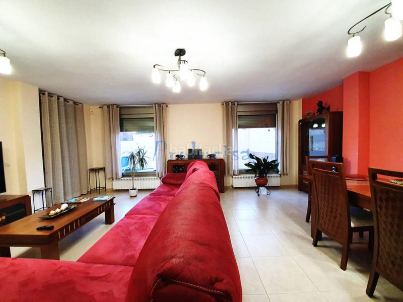 Foto 72e6f8b0-7c8a-41ef-8262-93913443785c. Chalet  pareado en venta en Moraleja de Enmedio