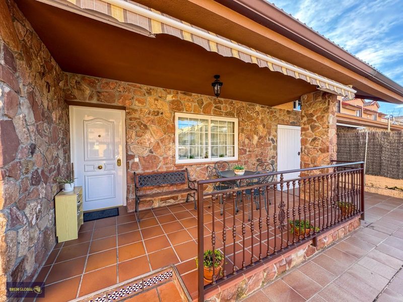 Foto ef143c0c-cb54-49b3-8548-fd771446f2a9. Casa aparellada amb calefacció aparcament a Cabrera (La)