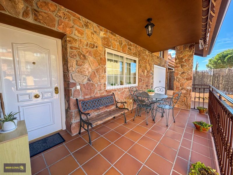 Foto f1e24548-eacf-43be-b1be-61161a0e8e05. Casa aparellada amb calefacció aparcament a Cabrera (La)