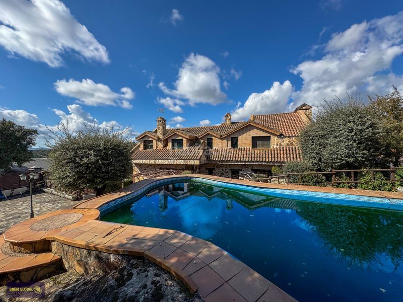 Foto c73e52ff-b182-49fe-b92d-4da5b5966216. Chalet en Navalafuente