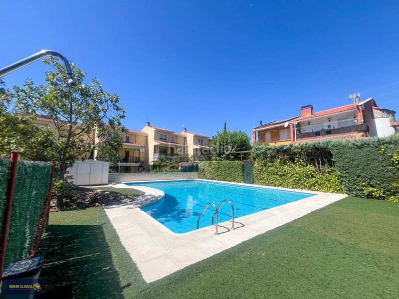 Foto b9448f04-ed99-4f84-beae-d210226ae5e7. Casa adosada en Cabrera (La)