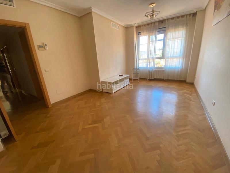 Foto bf49481c-7cad-4f75-8a76-ad2d9cccb68c. Pis amb piscina a Ciudad 70 Coslada