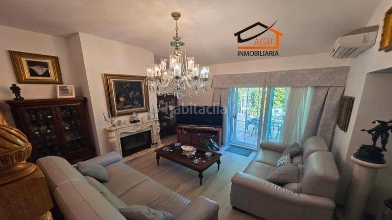 Foto 9bd04e12-a35d-4e99-8d6b-49c9d48b9b77. Casa adossada amb xemeneia calefacció aparcament a Leganés