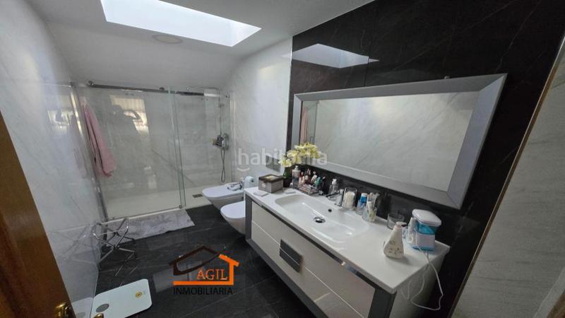 Foto ab0b54ef-ef39-4cf9-9215-f572c5a01e60. Casa adossada amb xemeneia calefacció aparcament a Leganés