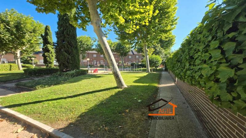 Foto b34f2847-b0e6-4937-96b0-89b8a1fd0fc6. Casa adossada amb xemeneia calefacció aparcament a Leganés