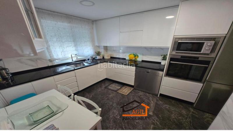 Foto e8b11c19-55ff-4070-b0e7-b654a379d9f6. Casa adossada amb xemeneia calefacció aparcament a Leganés
