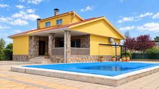 Chalet in Carretera de madrid 20. Aldea del fresno, chalet independiente con piscina  junto a casc