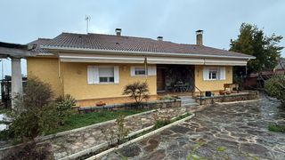Chalet en Carretera de madrid 20. Aldea del fresno, chalet independiente con piscina  junto a casc