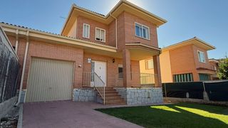 Casa bifamiliare  Plaza mayor 9. Villa del prado, chalet pareado