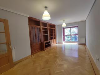 Pis  Paseo de las yeserías. Piso de tres dormitorios y dos baños, garaje, urb. cerrada con p