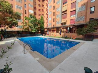 Pis  Paseo de las yeserías. Piso de tres dormitorios y dos baños, garaje, urb. cerrada con p