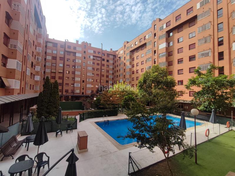 Foto 7fc9f8cd-7c1c-46fd-9c68-9aeef38a0687. Flat with heating parking pool in Acacias Madrid