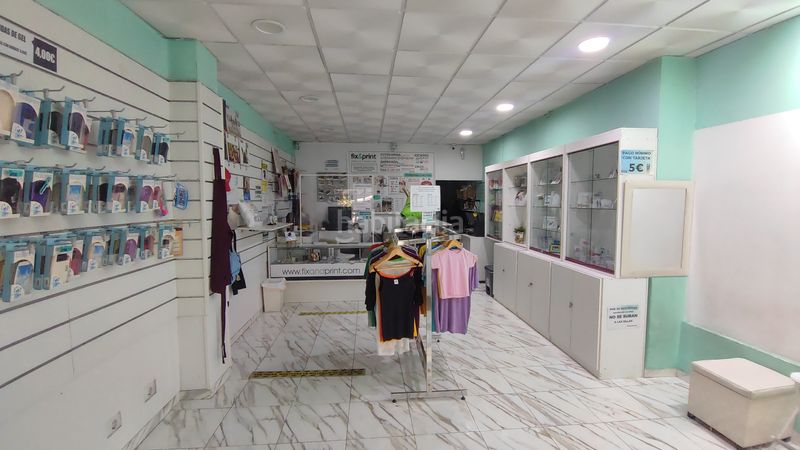 Local Comercial  en  Calle del general ricardos 25. Local comercial a pie de calle con sótano.