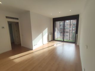 Location Appartement  Calle de las naves. Piso de tres dormitorios y dos baños. seminuevo. sin amueblar. c