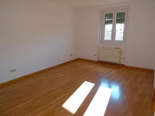 Alquiler Piso en Calle de la ribera de curtidores 10. Piso reformado exterior de 2 habitaciones en embajadores