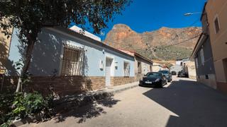 Maison à Orihuela Ciudad. Oportunidad de tener tu casa junto a la montaña en orihuela