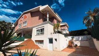 Xalet a Petrer. Espectacular bungalow con piscina en zona residencial de petrer