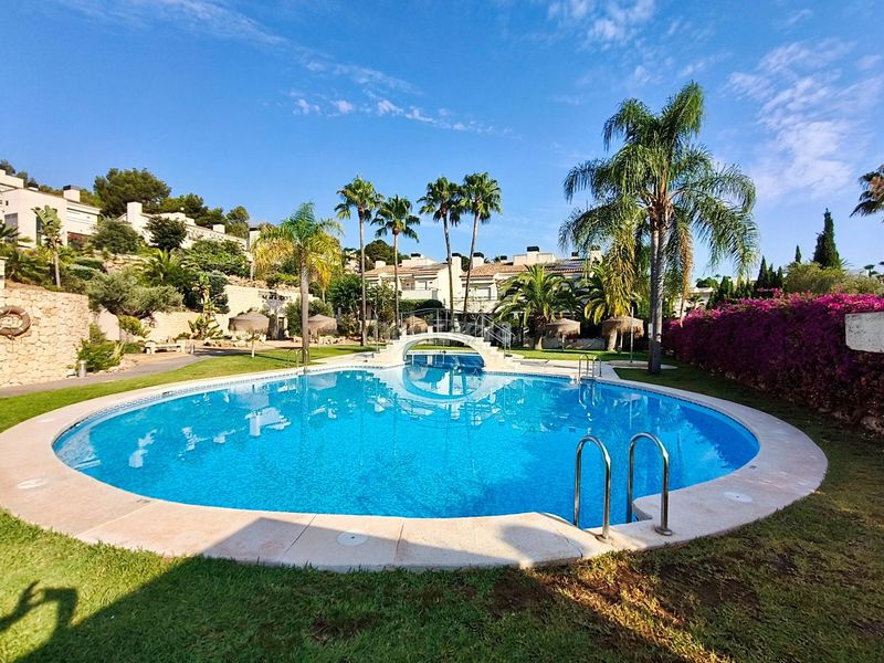 Foto a8250910-8b93-4d92-99ee-7a8f8cce8091. Casa adossada amb calefacció aparcament piscina a Moraira