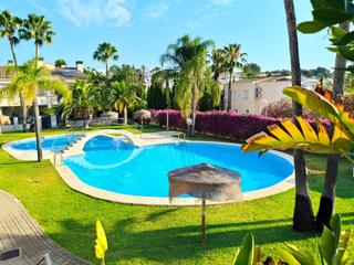 Reihenhaus in Benimeit-Tabaira. Chalet adosado con jardín y piscina en tranquila urbanización de