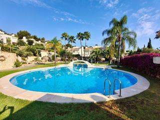Maison jumelée à Benimeit-Tabaira. Chalet adosado con jardín y piscina en tranquila urbanización de