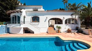 Casa en Calle de alcalá 8. Exclusiva villa con vistas al mar y el piñon de ifach moraira  t