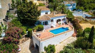 Casa a Calle de alcalá 8. Exclusiva villa con vistas al mar y el piñon de ifach moraira  t