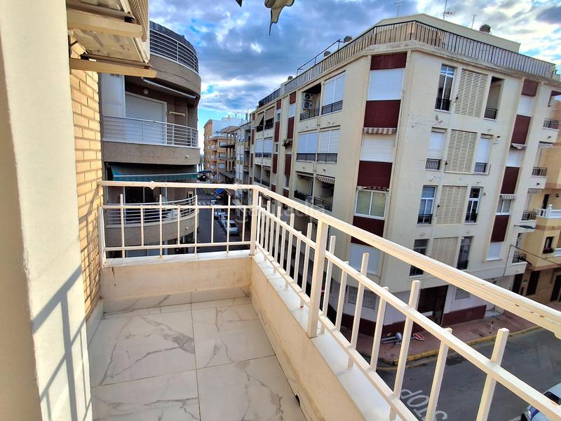 Foto 0e90405c-4172-47f5-960c-5ed1792c04e1. Alquiler apartamento piso reformado céntrico al lado del mar en Torrevieja