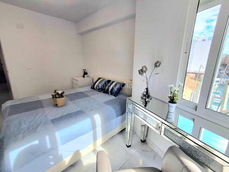 Foto 393f1f15-d83c-4273-b6b6-08af961a9390. Alquiler apartamento piso reformado céntrico al lado del mar en Torrevieja