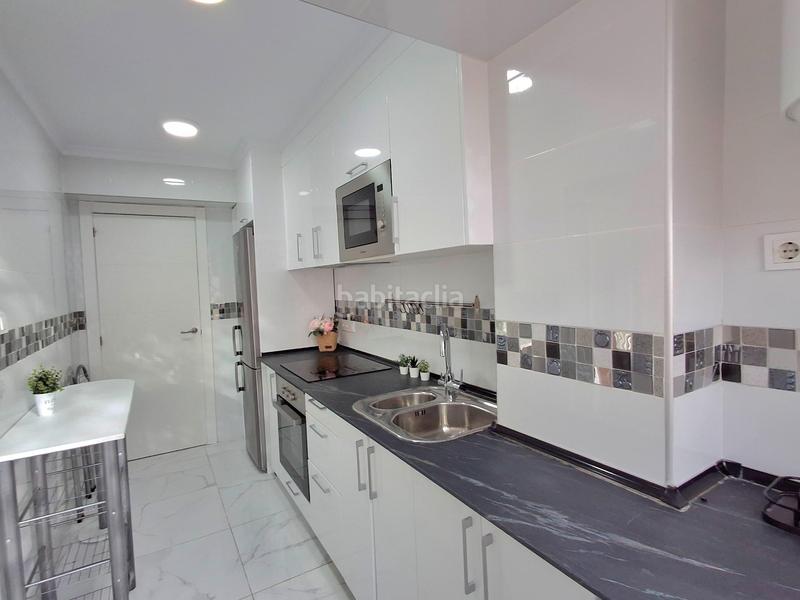 Foto 62b1e626-57b8-4b98-bb3c-ab858c7d30a9. Alquiler apartamento piso reformado céntrico al lado del mar en Torrevieja