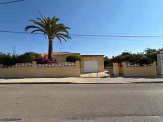 Chalet in Barranco Hondo. Venta con inquilino garantizado