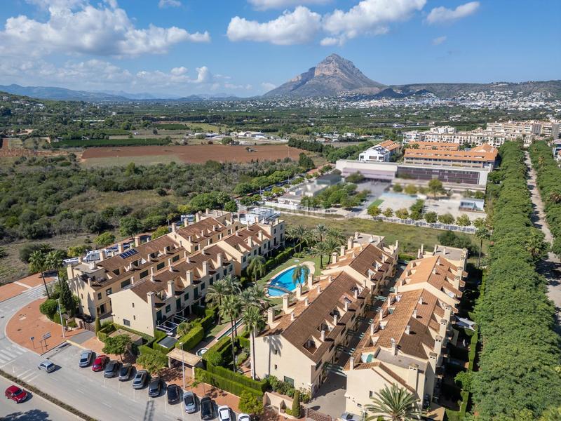 Foto 8082e3e7-e63f-4a27-8de0-0cb90bd7a8df. Casa adossada amb calefacció aparcament piscina a Xàbia