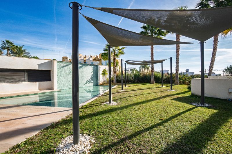 Foto e4579544-ce80-46d2-adec-55b446b8b7bc. Casa adossada amb calefacció aparcament piscina a Finestrat