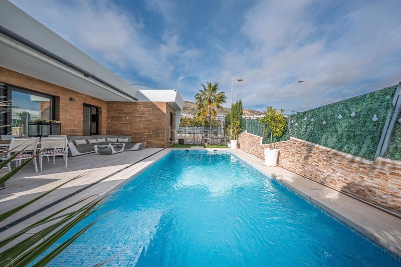 Foto a77d9c82-812f-4b12-966a-17588e6e862f. Casa amb calefacció aparcament piscina a balcón de Finestrat-terra marina Finestrat